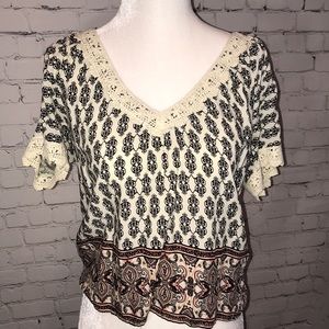 Cream Colored With Lace Trim Patterned V-Neck Short Sleeve Blouse Size Medium
